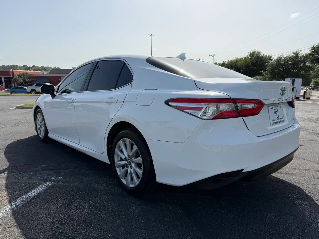Toyota Camry Vehicle Full-screen Gallery Image 3