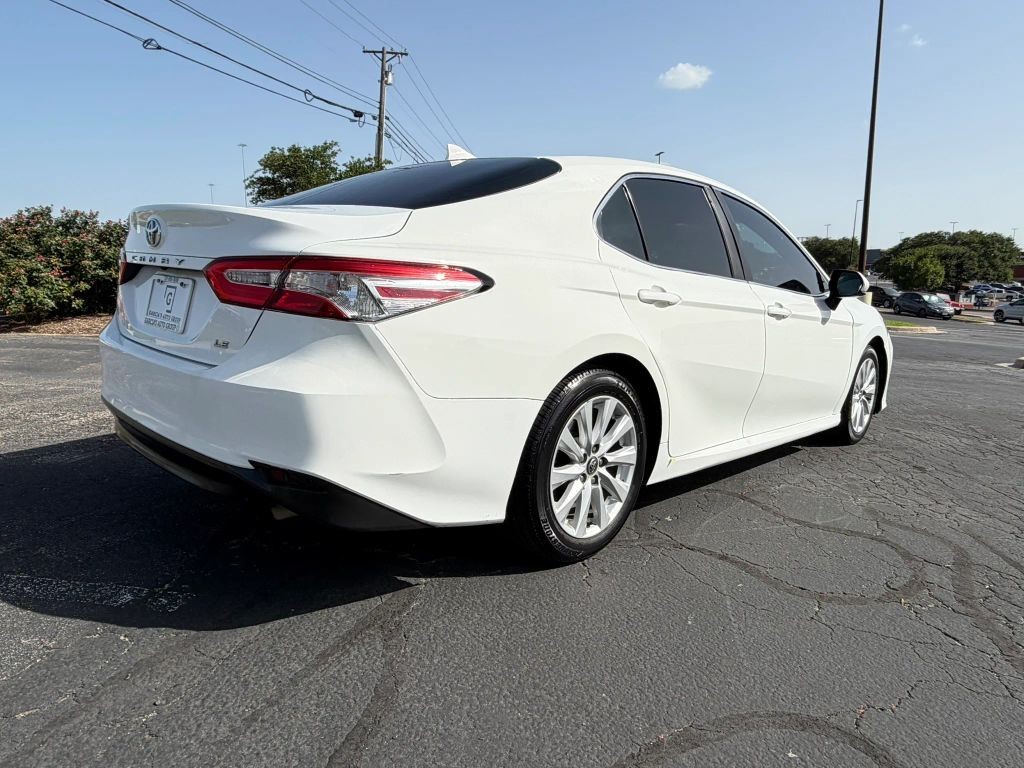 Toyota Camry Vehicle Full-screen Gallery Image 4