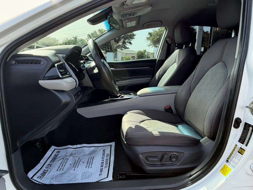 Toyota Camry Vehicle Full-screen Gallery Image 7
