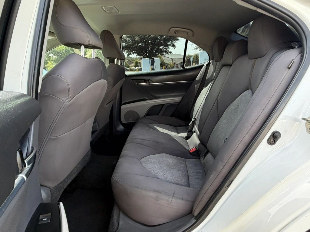 Toyota Camry Vehicle Full-screen Gallery Image 8