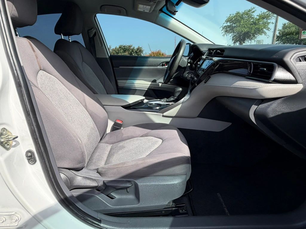 Toyota Camry Vehicle Full-screen Gallery Image 9