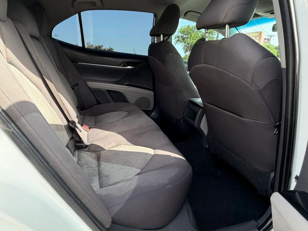 Toyota Camry Vehicle Full-screen Gallery Image 10