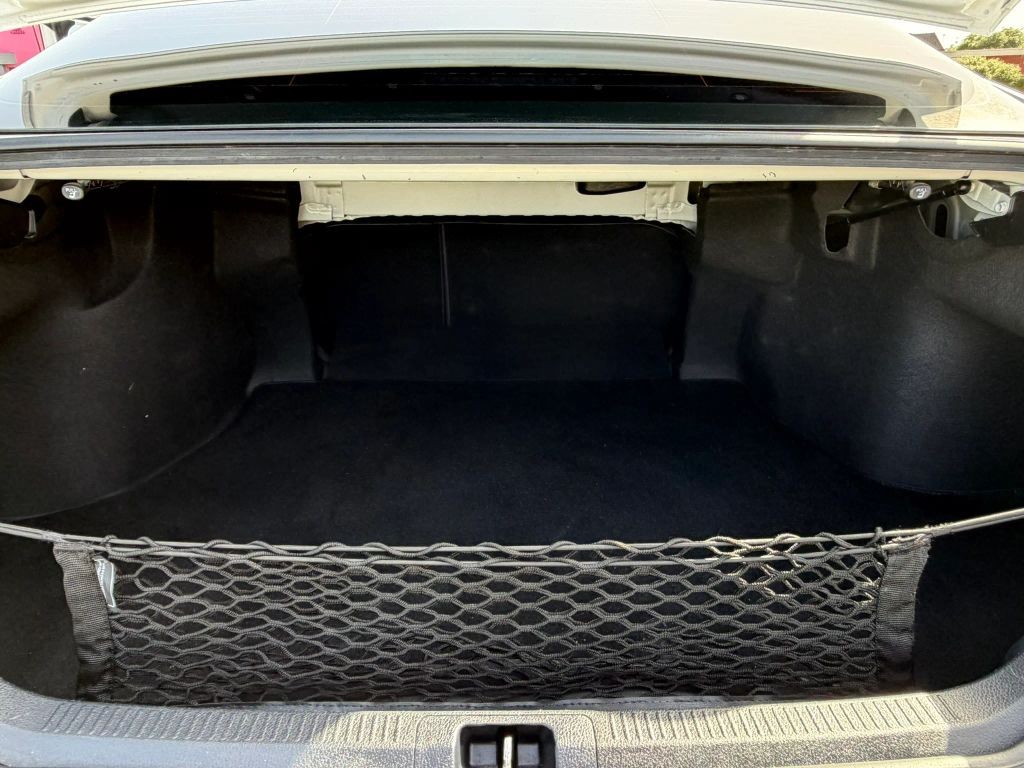 Toyota Camry Vehicle Full-screen Gallery Image 11