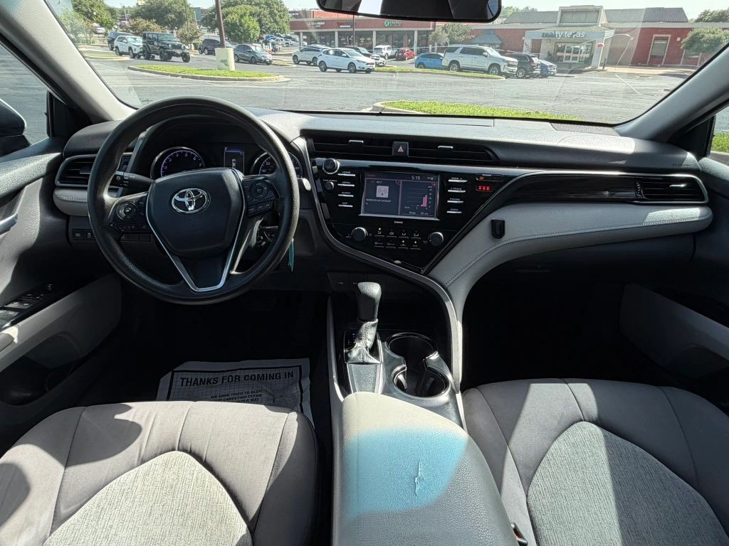 Toyota Camry Vehicle Full-screen Gallery Image 13