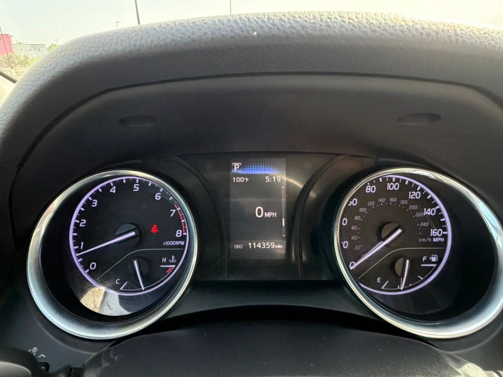 Toyota Camry Vehicle Full-screen Gallery Image 14