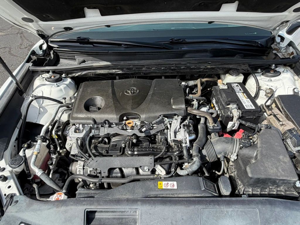 Toyota Camry Vehicle Full-screen Gallery Image 15