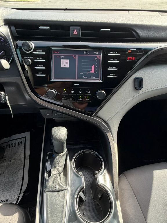 Toyota Camry Vehicle Full-screen Gallery Image 12