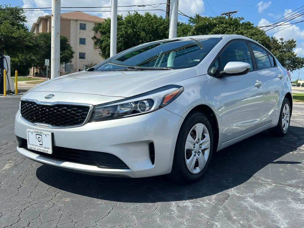 Kia Forte Vehicle Full-screen Gallery Image 2