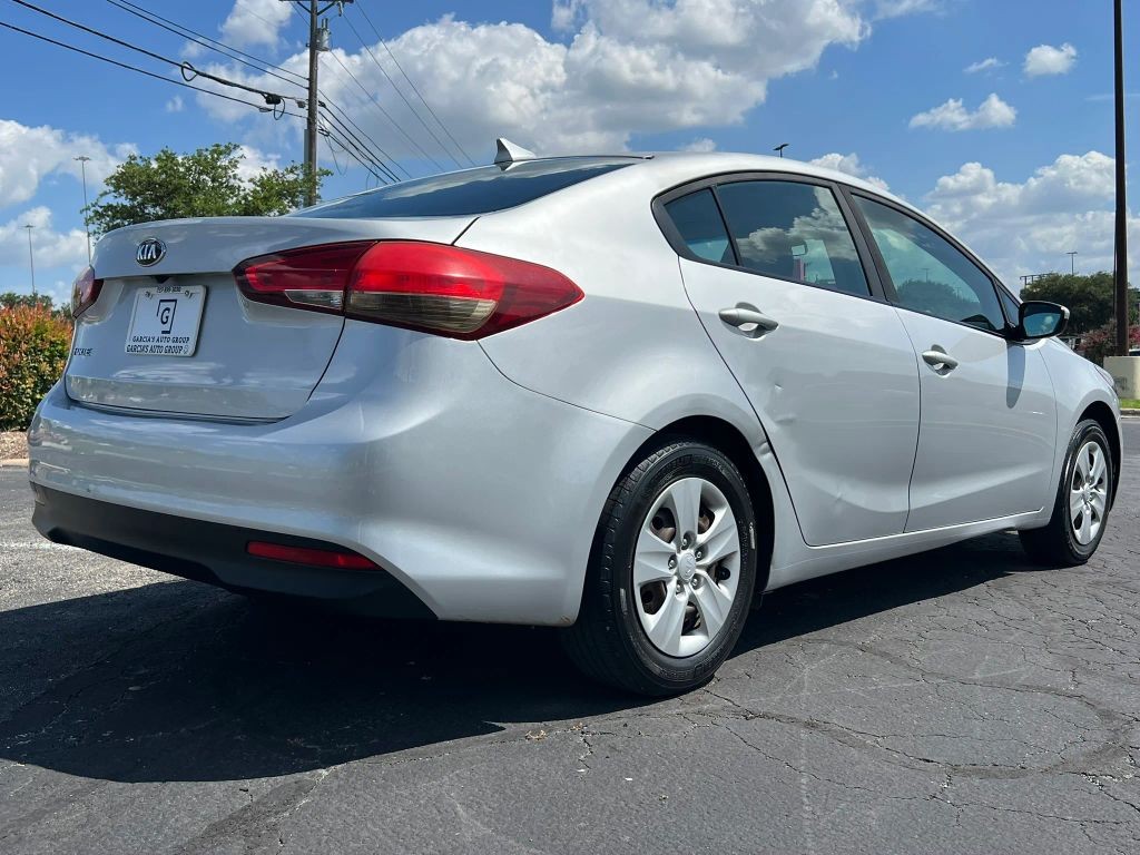 Kia Forte Vehicle Full-screen Gallery Image 3