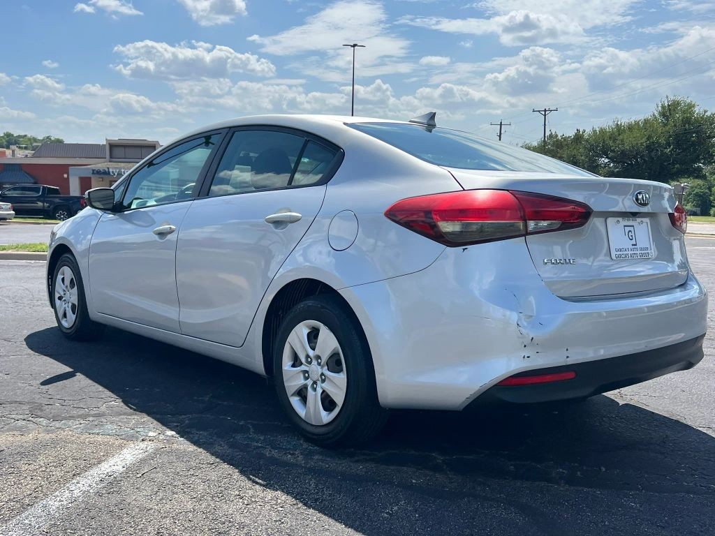Kia Forte Vehicle Full-screen Gallery Image 4