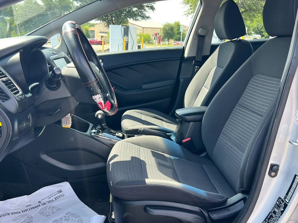 Kia Forte Vehicle Full-screen Gallery Image 5