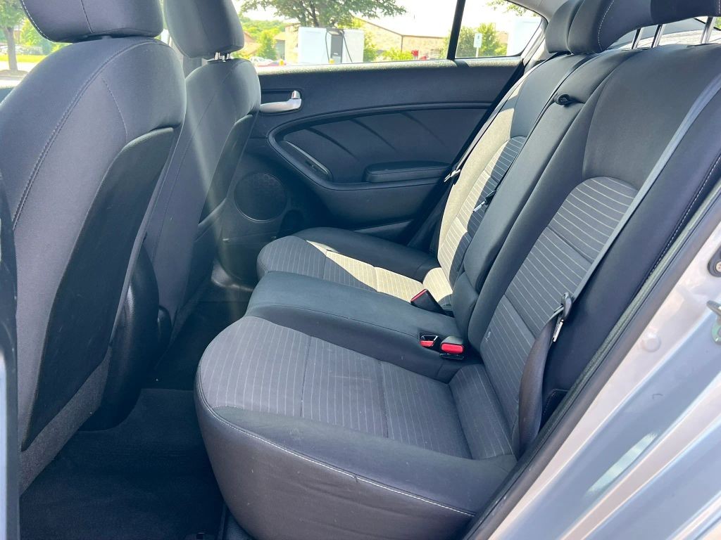 Kia Forte Vehicle Full-screen Gallery Image 6