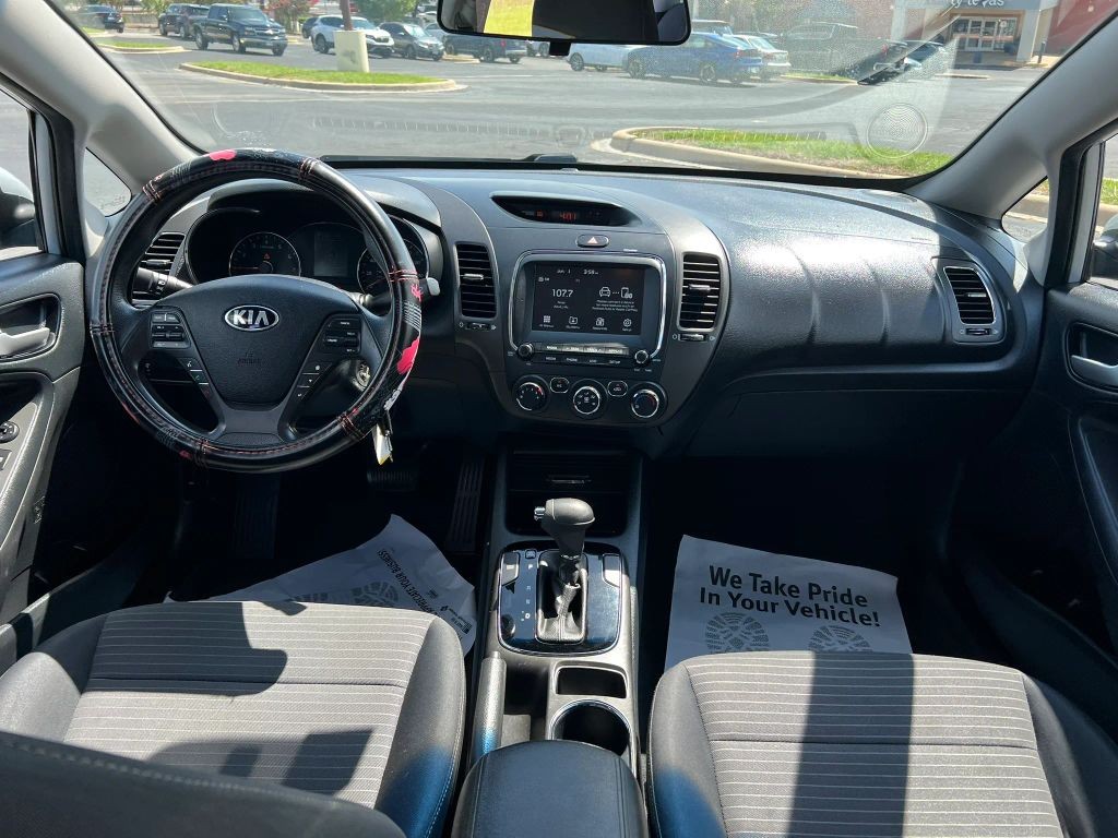 Kia Forte Vehicle Full-screen Gallery Image 7