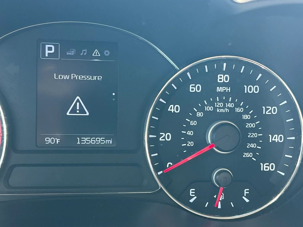 Kia Forte Vehicle Full-screen Gallery Image 9