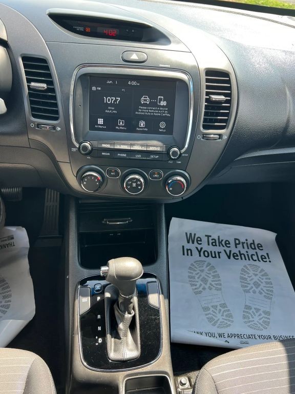 Kia Forte Vehicle Full-screen Gallery Image 8