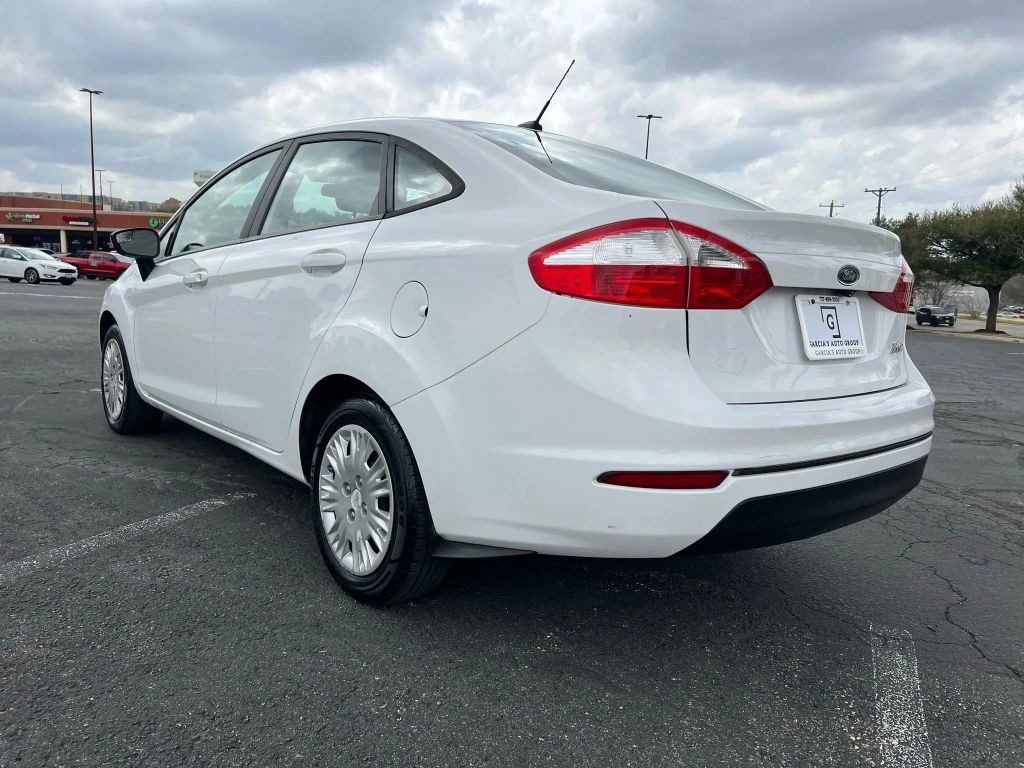 Ford Fiesta Sedan Vehicle Full-screen Gallery Image 3