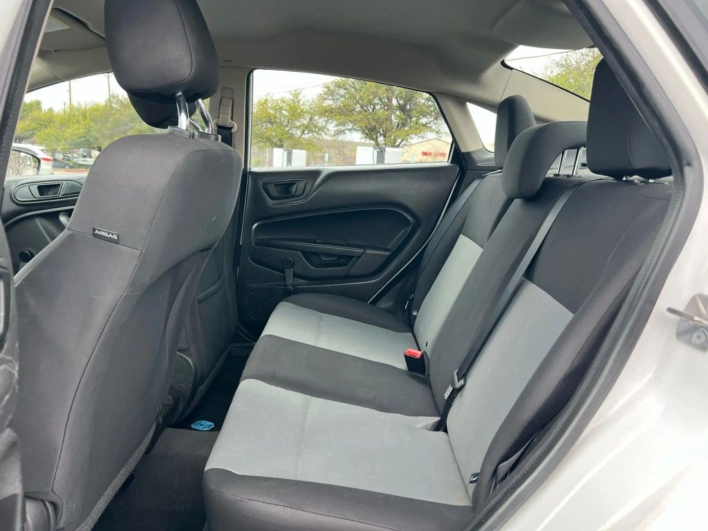 Ford Fiesta Sedan Vehicle Full-screen Gallery Image 6