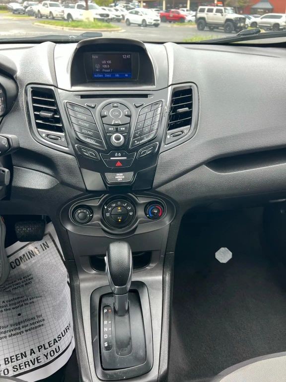 Ford Fiesta Sedan Vehicle Full-screen Gallery Image 9