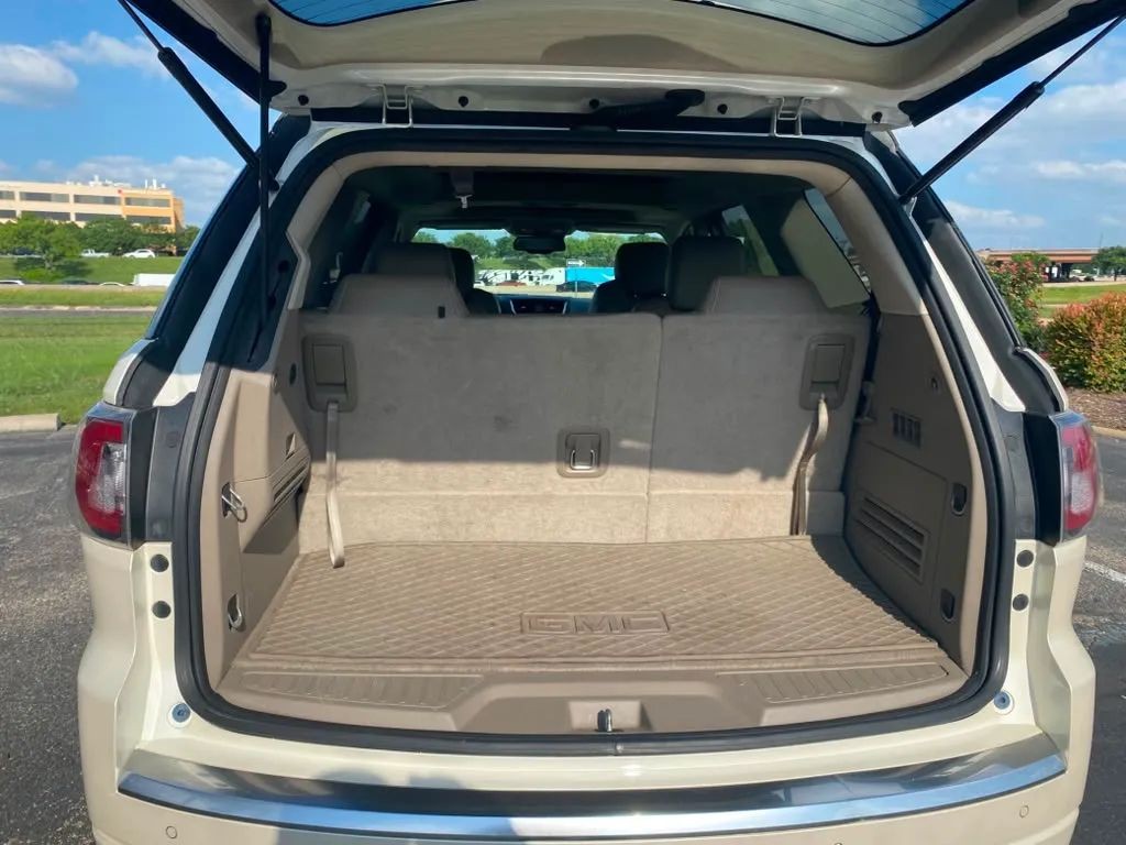 GMC Acadia Vehicle Full-screen Gallery Image 5