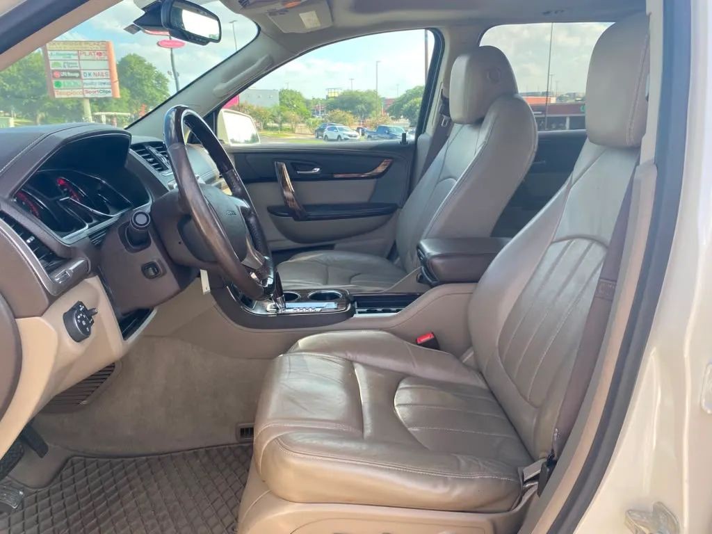 GMC Acadia Vehicle Full-screen Gallery Image 6