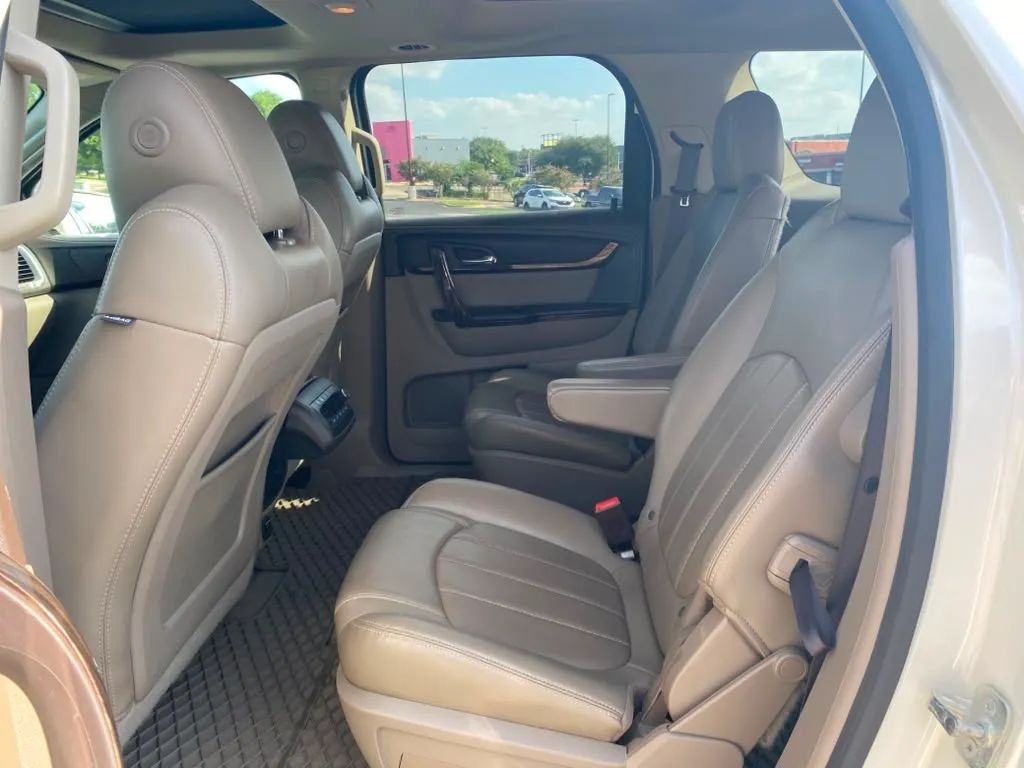 GMC Acadia Vehicle Full-screen Gallery Image 7