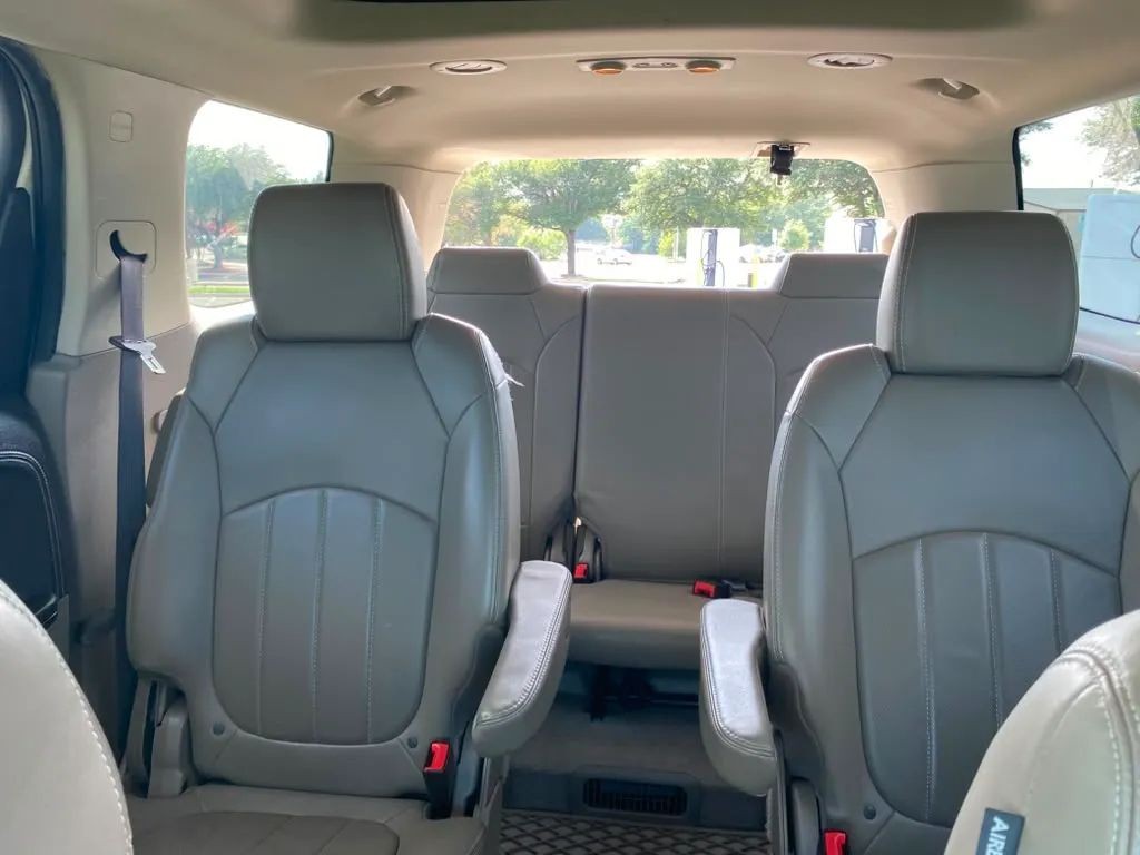 GMC Acadia Vehicle Full-screen Gallery Image 8