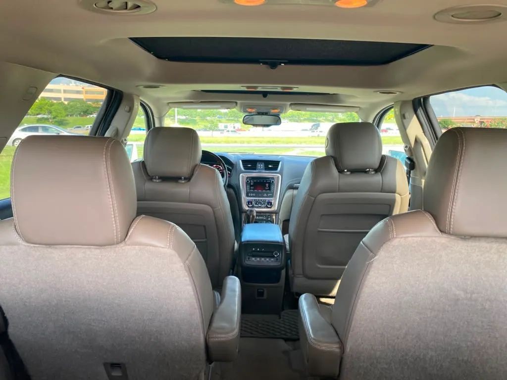 GMC Acadia Vehicle Full-screen Gallery Image 9