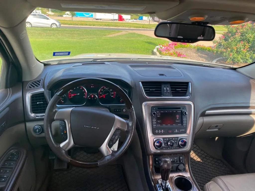GMC Acadia Vehicle Full-screen Gallery Image 11