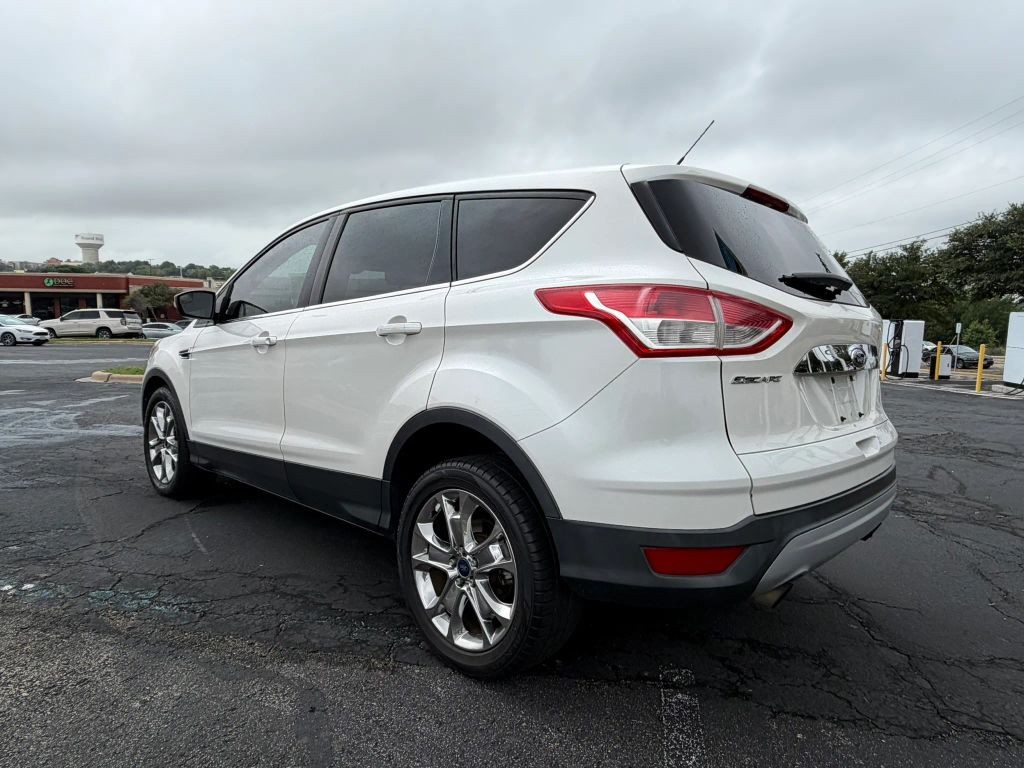Ford Escape Vehicle Full-screen Gallery Image 3