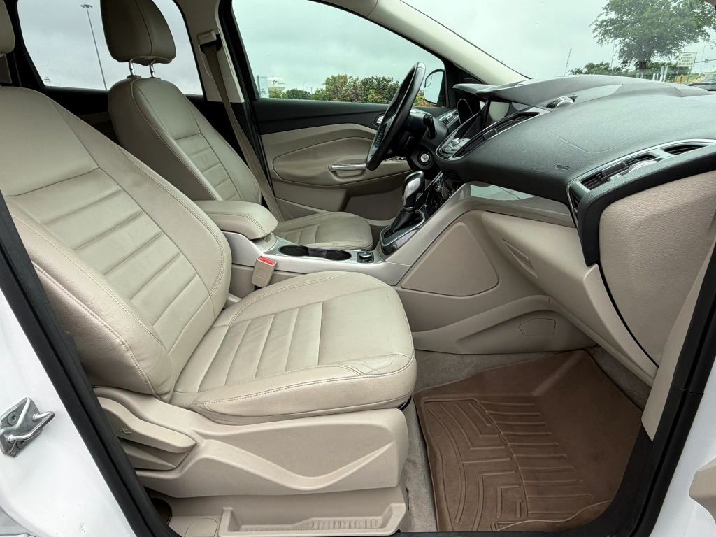 Ford Escape Vehicle Full-screen Gallery Image 8