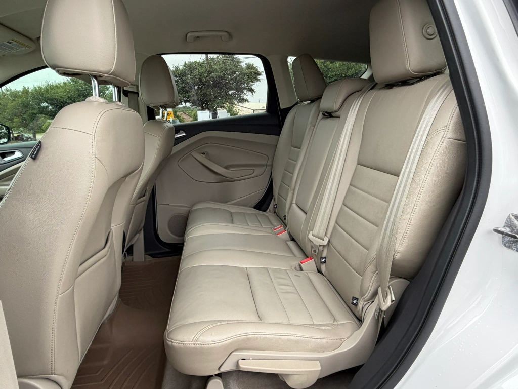 Ford Escape Vehicle Full-screen Gallery Image 9
