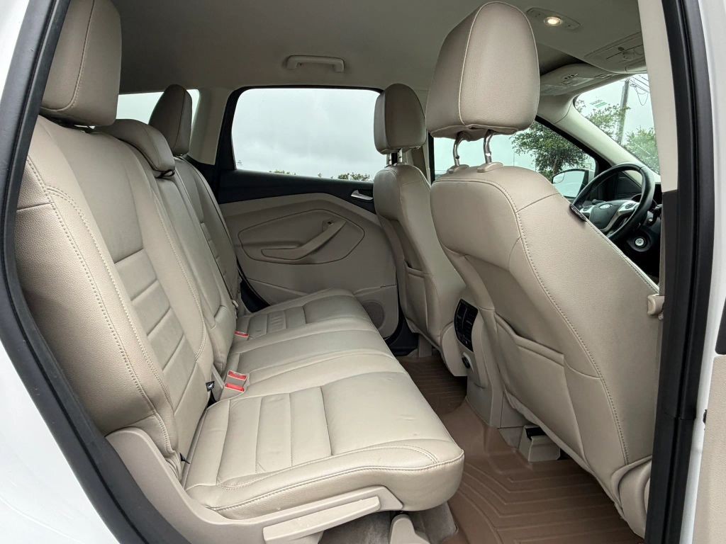 Ford Escape Vehicle Full-screen Gallery Image 10
