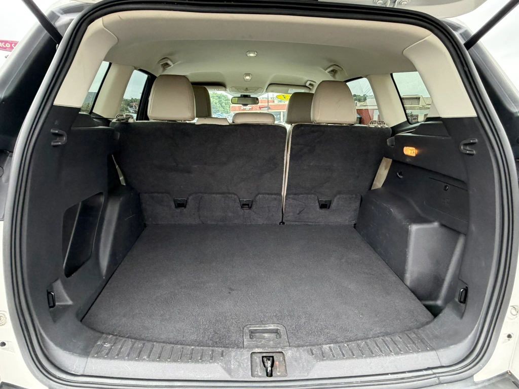 Ford Escape Vehicle Full-screen Gallery Image 11