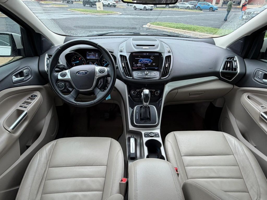 Ford Escape Vehicle Full-screen Gallery Image 12
