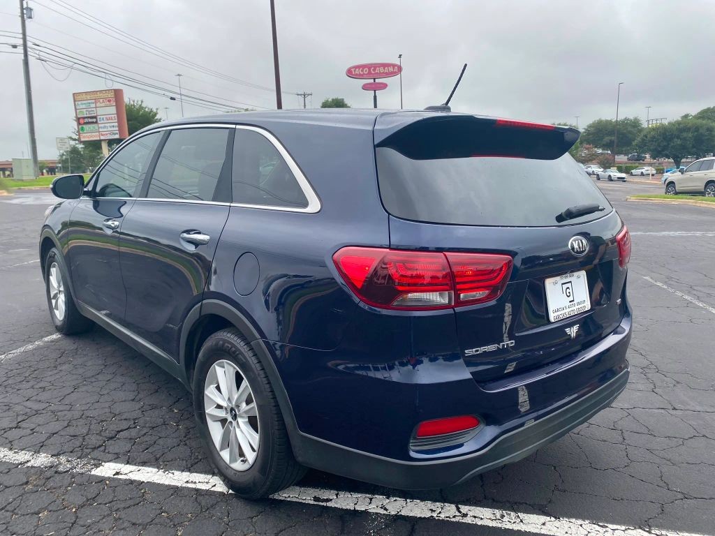 Kia Sorento Vehicle Full-screen Gallery Image 4