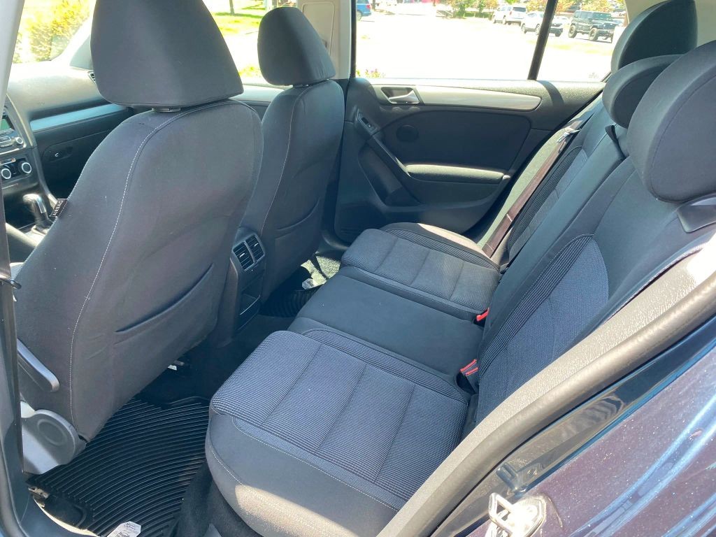 Volkswagen Golf Vehicle Full-screen Gallery Image 10