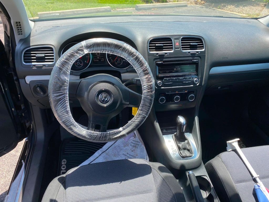 Volkswagen Golf Vehicle Full-screen Gallery Image 11