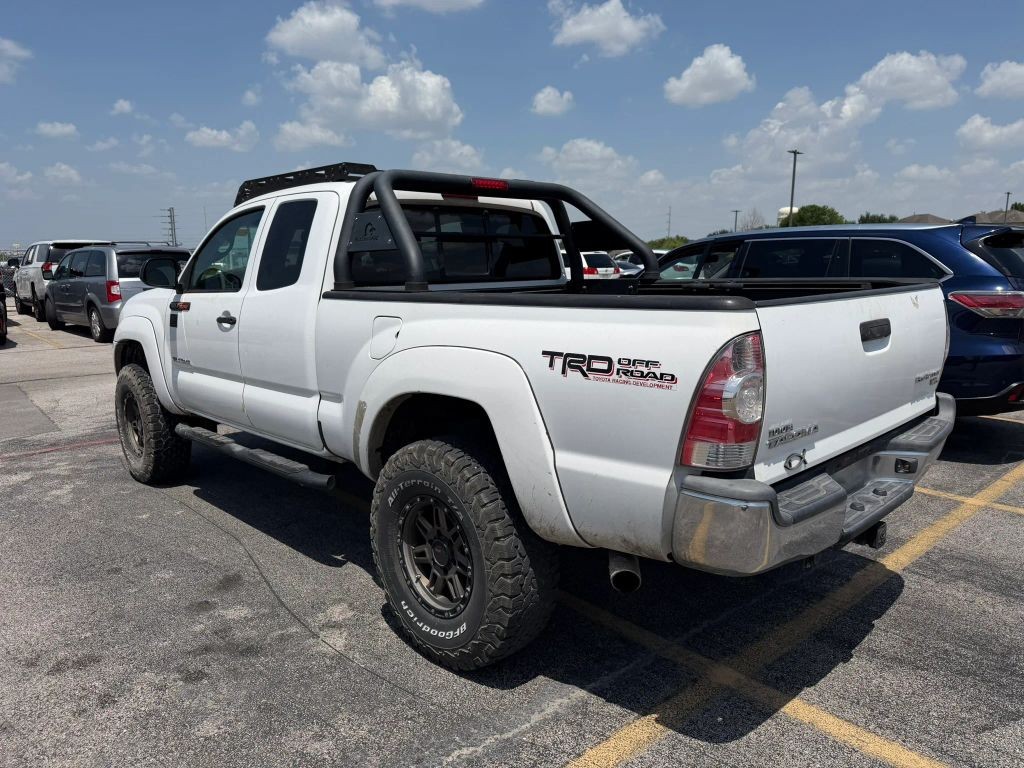 Toyota Tacoma Vehicle Full-screen Gallery Image 3