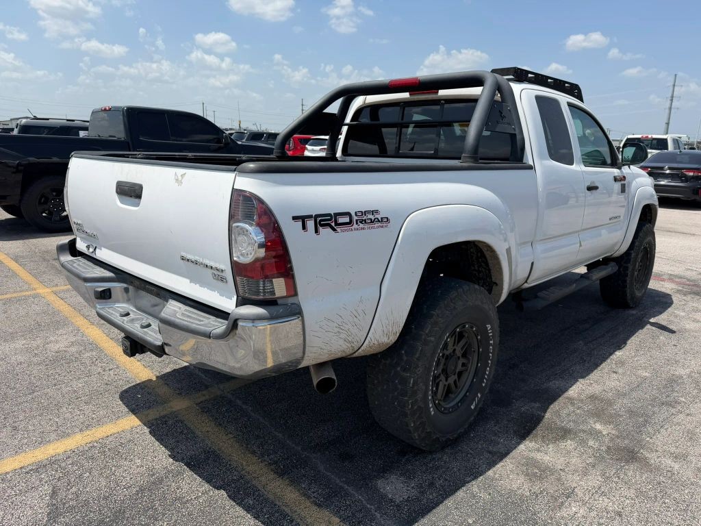 Toyota Tacoma Vehicle Full-screen Gallery Image 4
