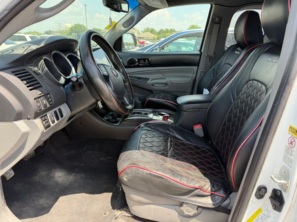 Toyota Tacoma Vehicle Full-screen Gallery Image 5