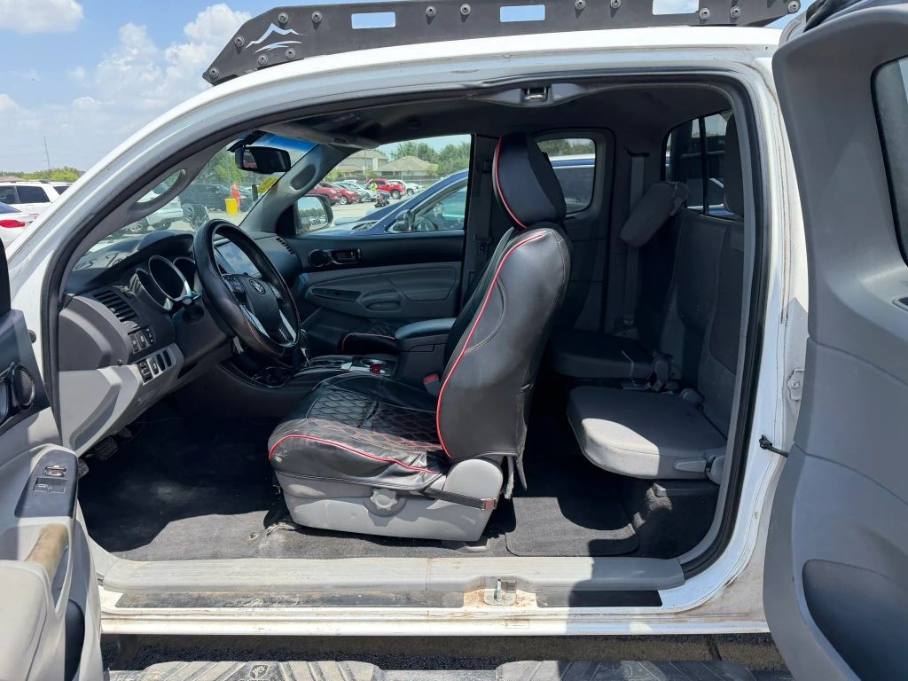 Toyota Tacoma Vehicle Full-screen Gallery Image 6