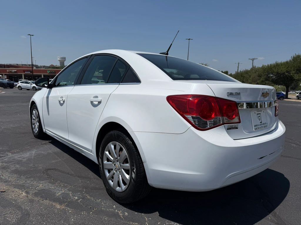 Chevrolet Cruze Vehicle Full-screen Gallery Image 3