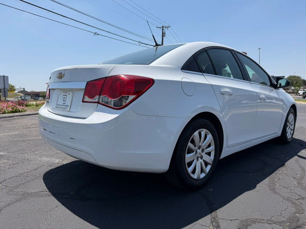 Chevrolet Cruze Vehicle Full-screen Gallery Image 4