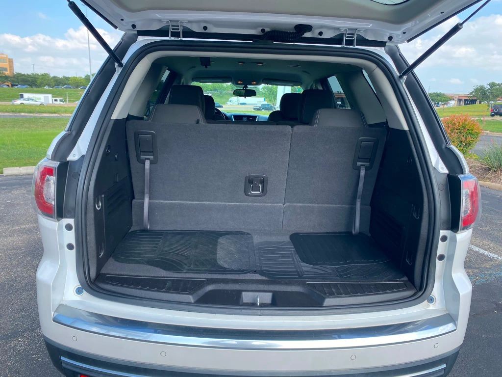 GMC Acadia Vehicle Full-screen Gallery Image 7