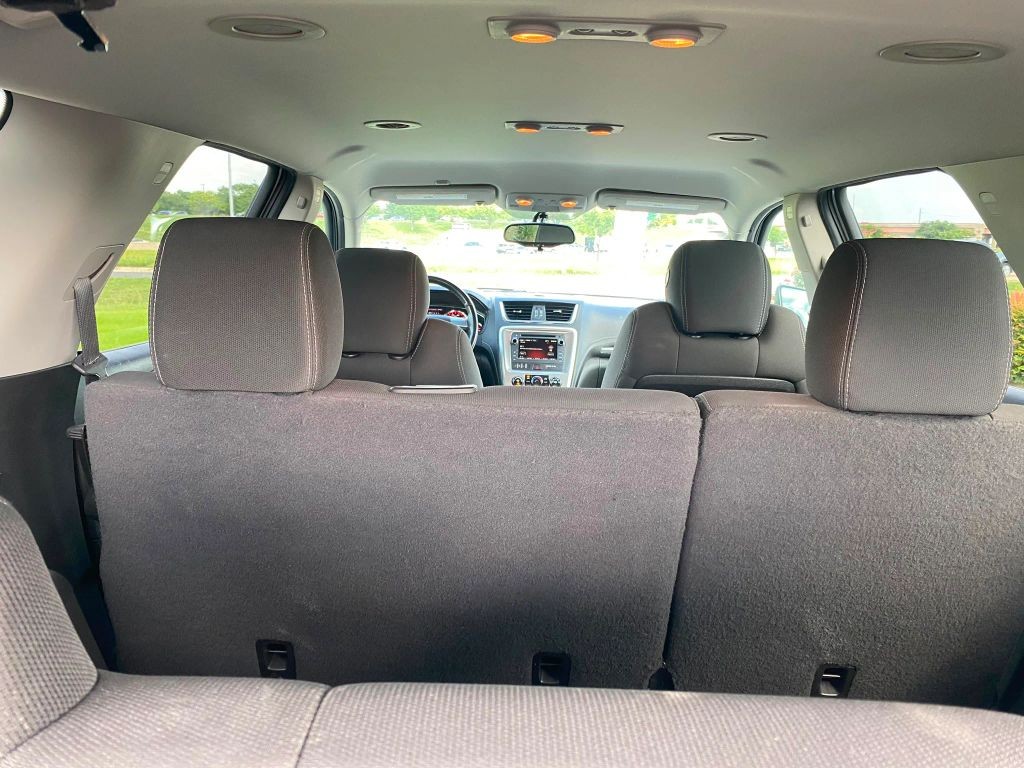 GMC Acadia Vehicle Full-screen Gallery Image 8