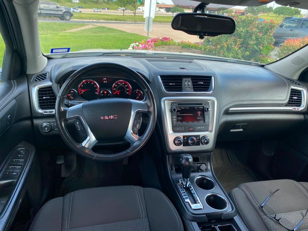 GMC Acadia Vehicle Full-screen Gallery Image 10