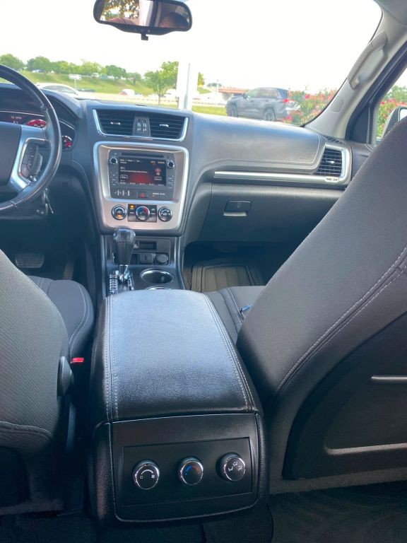 GMC Acadia Vehicle Full-screen Gallery Image 11