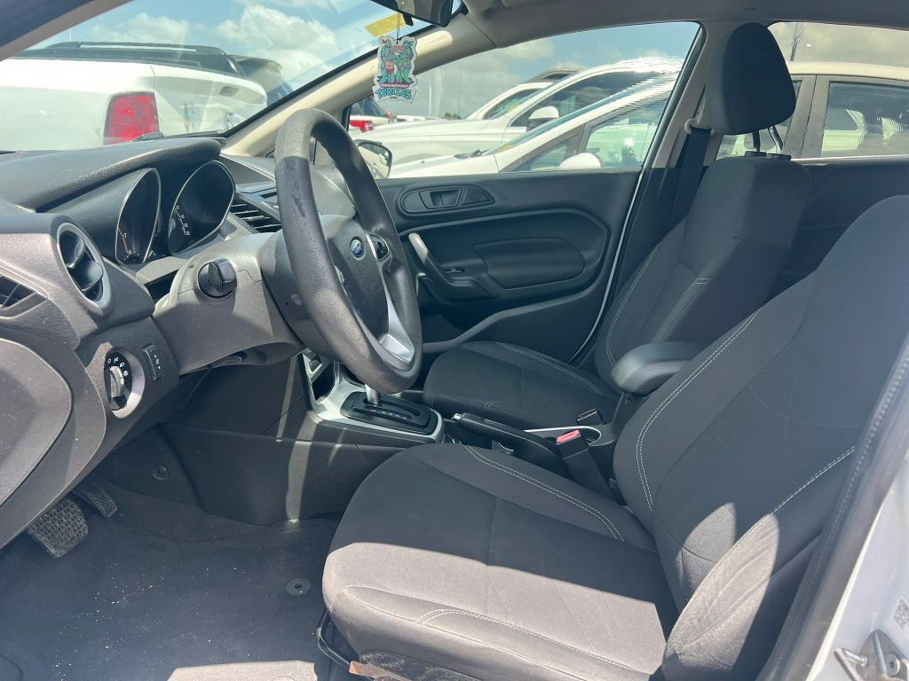 Ford Fiesta Sedan Vehicle Full-screen Gallery Image 4