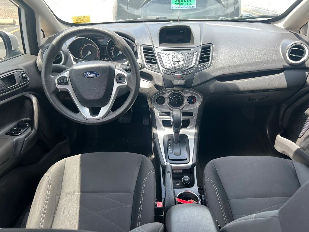 Ford Fiesta Sedan Vehicle Full-screen Gallery Image 6