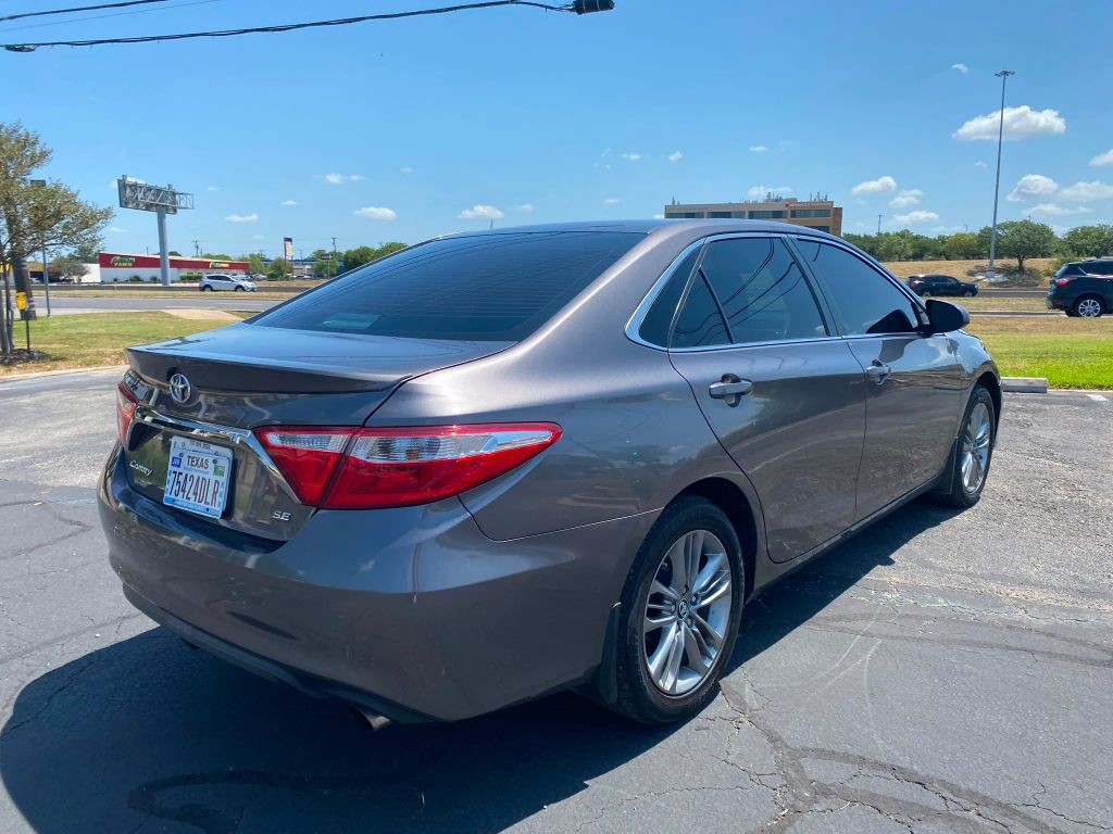 Toyota Camry Vehicle Full-screen Gallery Image 3